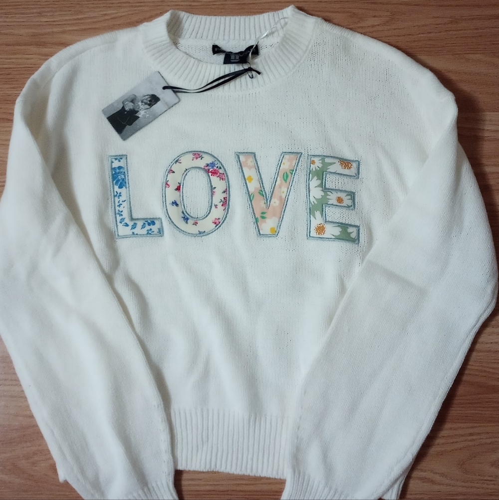 NWT Sincerely Jules White Sweater with Floral LOVE Design Size XS